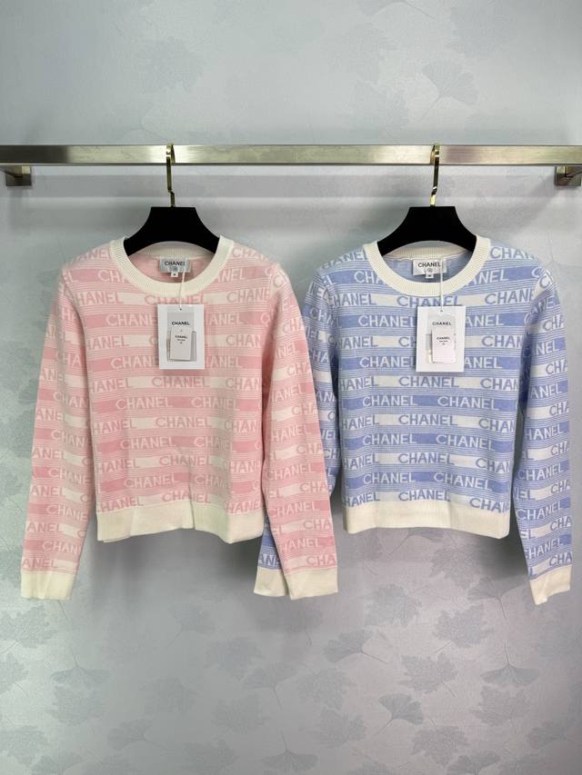 Ch* 2025秋冬新款撞色Logo横条套头长袖毛衣！圆领长袖裁剪 领口袖口和衣摆螺纹收边 弹力舒适 成衣横条纹撞色Logo 彰显独特个性 上身经典耐看！2色3