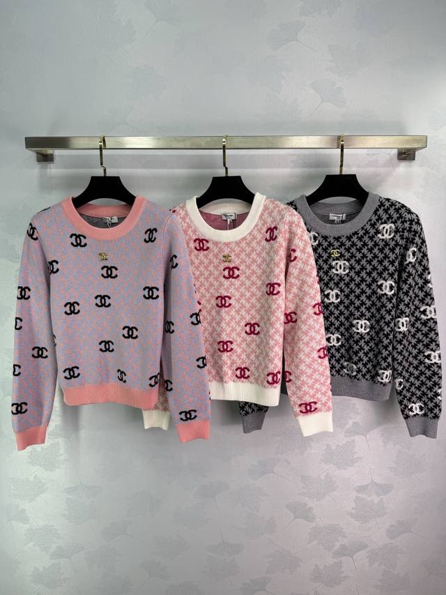 Ch*25早秋新款满印老花针织上衣 经典满印Logo点缀 面料舒适有弹性 穿搭舒适时尚 无论日常出行还是休闲娱乐 都能轻松驾驭 时尚松弛！3色3码Sml T22