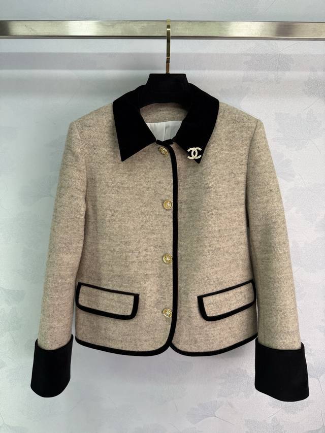 Ch*25秋冬新品财阀感奶茶色花尼外套 超级显白显气质的外套 气场满分的名媛气质风 时髦显白第一名 洗净感太到位了真的一眼沦陷 定制的面料很高级 版型不挑人穿小