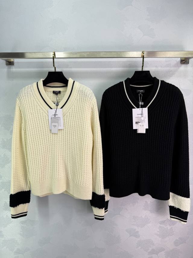 Ch* 2025秋冬最新系列！同步 滑雪系列 V领长袖毛衣！定制进口羊毛针织材质 柔软舒适 保暖性超赞！V领＋黑白拼色条纹，简约又运动感满满 细节精致。常规版型