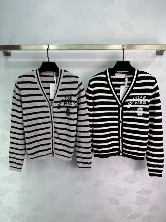 Dio* 2025秋冬新款V领条纹针织开衫！定制羊毛纱线材质 密实细针工艺 呈现明显毛感肌理 舒适有型 V领开衫剪裁 尽显典雅学院风魅力 大身竖坑条纹理 金扣细