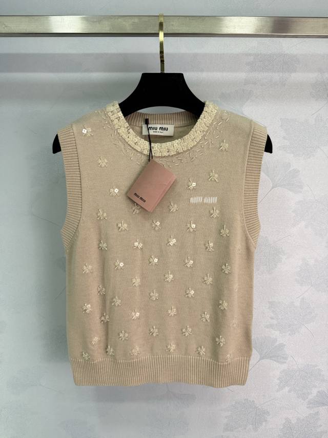 Miu*25早秋新款针织背心 精致小花刺绣点缀 领口蕾丝花边设计 100%羊毛材质 手感柔软舒适 胸前满铺小花刺绣 整体呈现清新淡雅的花朵图案 修身显瘦版型！1