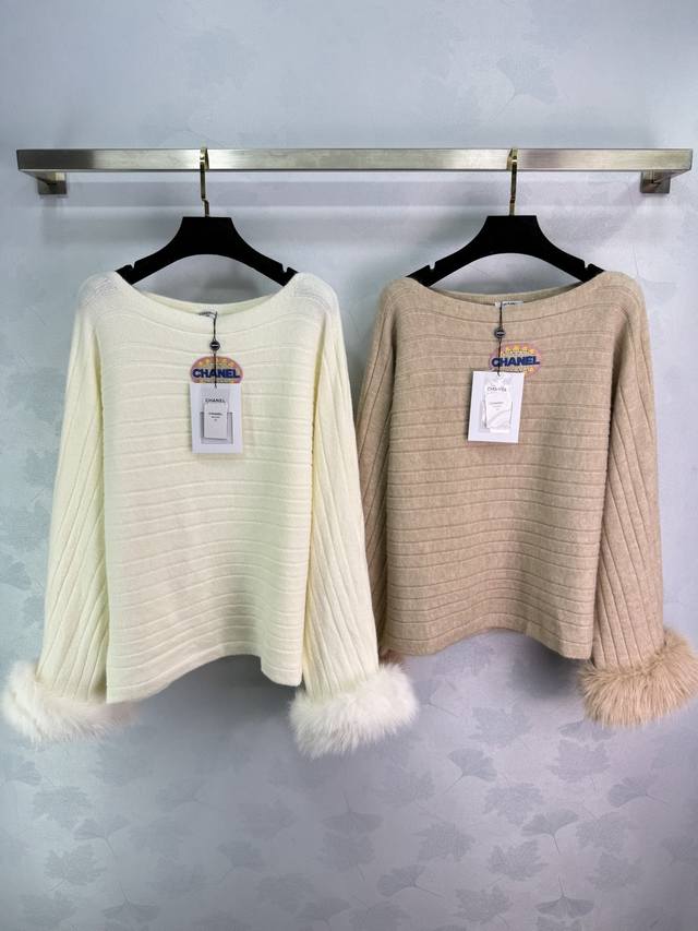 Ch*25秋冬新款斜肩毛衣 袖口配狐狸毛 超级保暖 竖条纹设计 宽松版型 胸前Logo点缀 彰显品牌调性 显得穿搭愈发高级松弛 秋冬日常简约百搭款！2色3码Sm