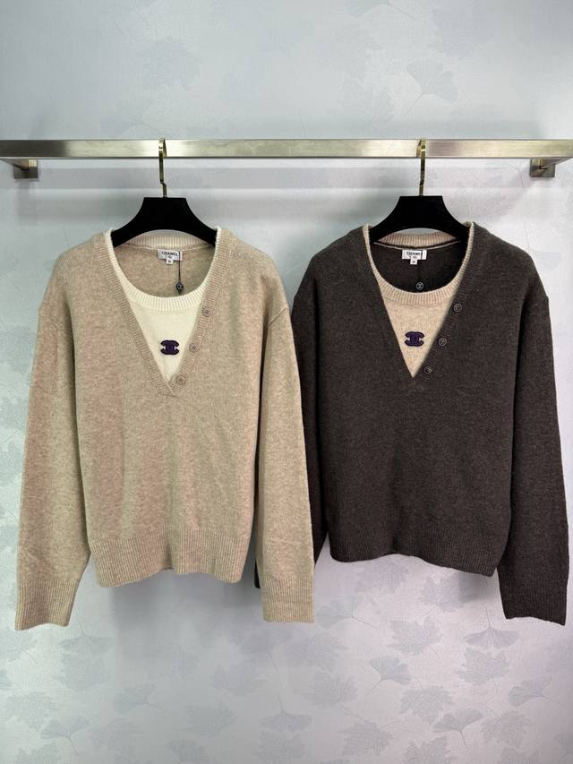 Ch*25秋冬新款圆领假两件针织衫 白色内搭设计 胸前小Logo刺绣 宽松版型显瘦 面料柔软舒适 做工精致 秋冬日常简约百搭款！2色3码Sml T226B.