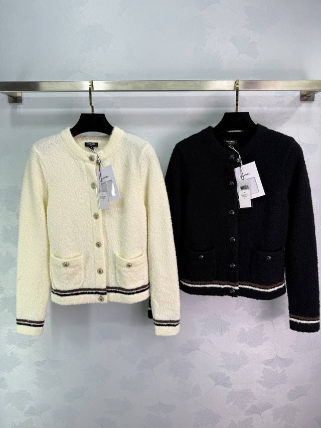 Ch*25秋冬新款滑雪系列圆领开衫 经典条纹边饰设计 单排纽扣 纯羊毛面料 柔软舒适 简约大方 双口袋设计 实用百搭！2色3码Sml T226B.