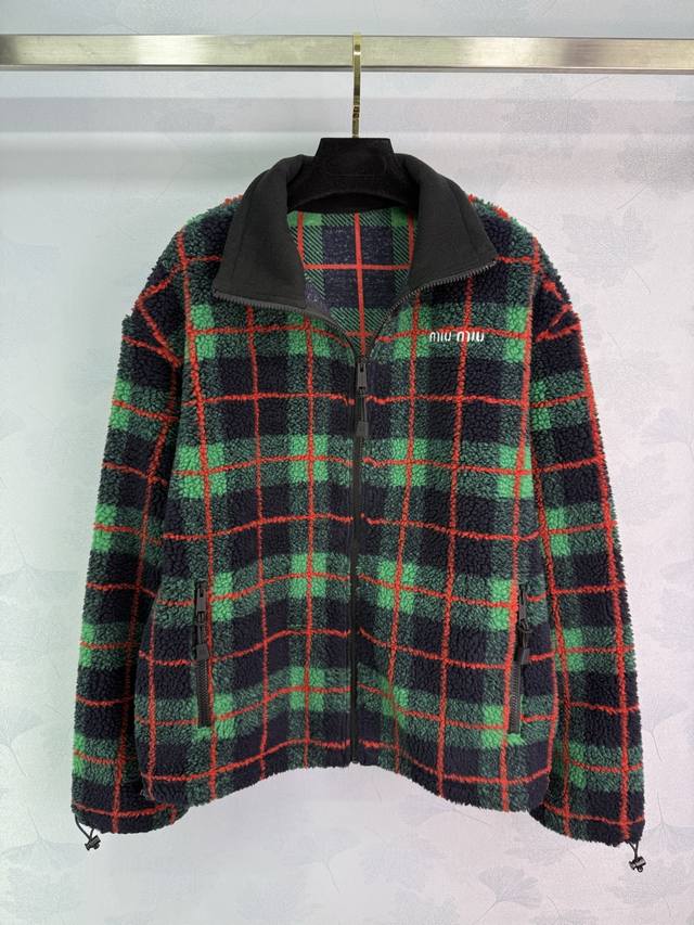 Miu*25秋冬系少女学院风穿搭！知识分子时髦风英伦格纹摇粒绒外套！进口色织格纹摇粒太空绒面料厚实软糯 ，下摆抽绳可调节版型上身显瘦绝绝子！复古风甜妹穿搭！刺绣