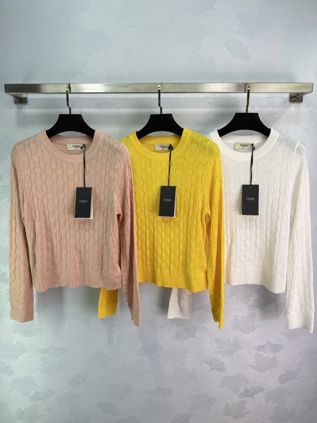 Fe*2025新款提花针织长袖 经典Ff Logo元素交织 精致提花工艺尽显格调 简约圆领搭配利落长袖 时髦又百搭~轻松拿捏春夏氛围感。3色3码Sml T226