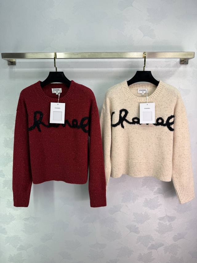 Ch* 2025早秋新款彩点树叶圆领针织长袖 定制羊毛纱线织造 弹力舒适 透气好穿 圆领针织长袖剪裁 胸前标志性徽标点缀 复古红色打底点缀彩色点状纱线 风格跳跃