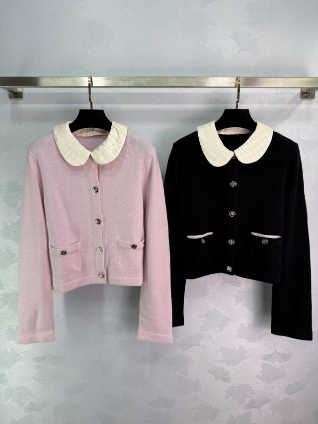 Ch*25早秋新款美少女系列！撞色提花娃娃领小开衫，领子可拆卸，进口羊绒纱线质感细腻柔软。每个不同的金属扣点缀精致，白富美必入神器～法式宫廷风气质可甜可盐，经典