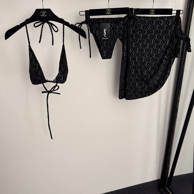 款号20256899 Ysl*新款比基尼分体泳衣三件套，闪耀银丝Logo字母系带内衣+三角内裤+短半裙，黑色，S-Xl， M码：重量：0.210Kg