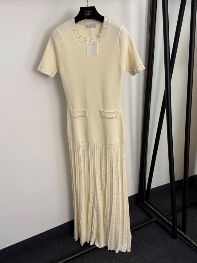 款号20256896 Sandr*新款 法式优雅 珍珠铆钉装饰 下摆镂空花纹收腰针织短袖连衣裙 长裙，米白色，黑色，S-Xl， M码：胸围78，袖长22，长13