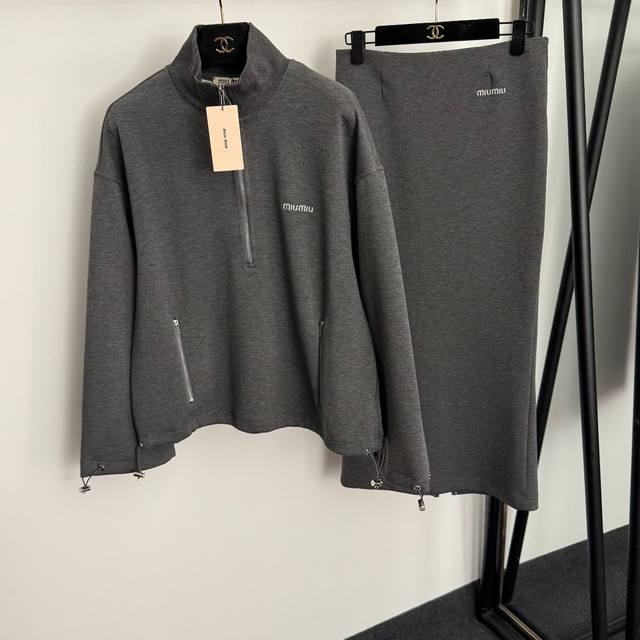 款号20256894 Miumi*新款套装，拉链双口袋 下摆抽绳收腰半拉链立领长袖套头卫衣+高腰开叉半裙，灰色，黑色，Sml， M码：肩宽53，胸围114，袖长