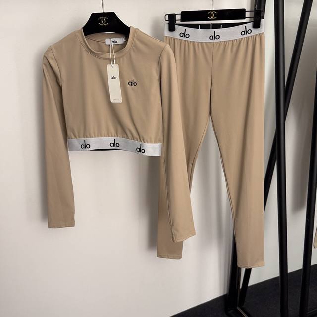 款号20256891 Alo*新款瑜伽运动套装，Logo刺绣 字母织带收腰短款长袖紧身上衣+弹力修身小脚打底裤，卡其色，粉红色，黑色，S-Xl， M码：胸围78