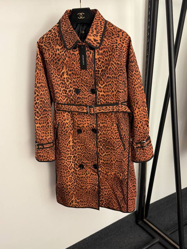 款号20256888 Versac*新款 欧美性感豹纹双排扣翻领长袖风衣外套，棕色，S-Xxl， M码：胸围104，袖长69，长92；重量：0.935Kg