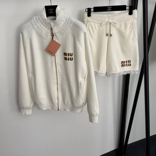 款号20256885 Miumi*新款针织套装，皮标Logo字母 蕾丝拼接立领长袖针织开衫拉链外套+蕾丝拼接针织短裤，白色，粉色，Sml， M码：胸围94，袖长