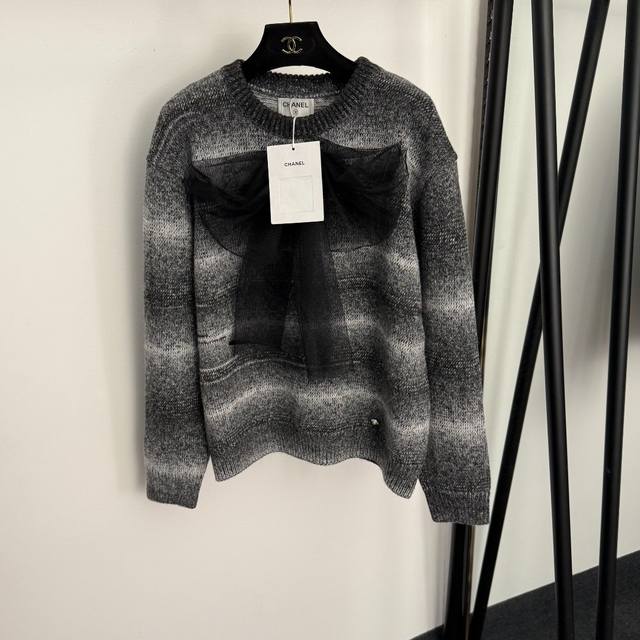 款号20256876 Chane*新款 网纱蝴蝶结装饰套头长袖针织衫，灰色， 均码：肩宽49，胸围110，袖长57，长60；重量：0.580Kg .