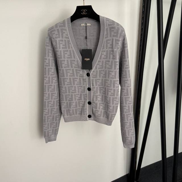 款号20256873 Fend*新款 老花F字母V领长袖针织开衫，浅灰色，深灰色，36 38 40， 40码：肩宽37，胸围92，袖长62，长54；重量：0.3