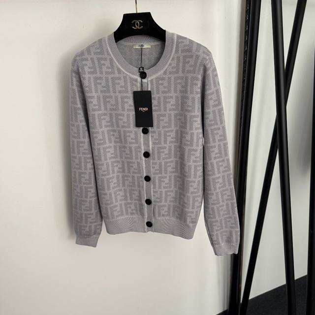 款号20256872 Fend*新款 老花F字母圆领长袖针织开衫，浅灰色，深灰色，36 38 40， 40码：肩宽36，胸围92，袖长60，长58；重量：0.4