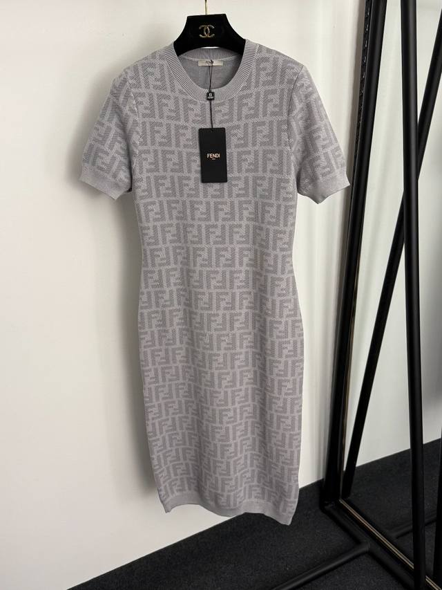 款号20256870 Fend*新款 老花F字母包臀收腰针织短袖连衣裙，浅灰色，深灰色，36 38 40， 38码：胸围78，袖长22，长107；重量：0.47