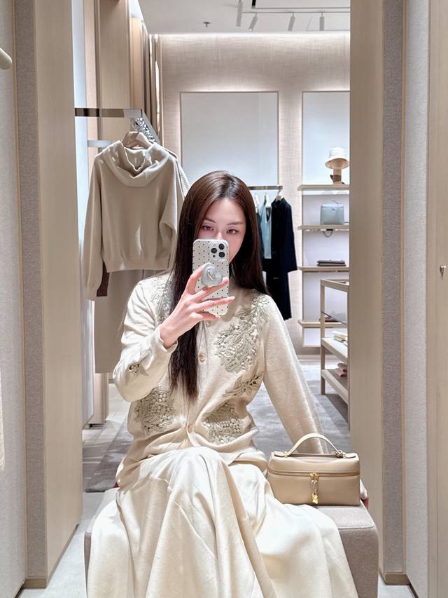 Loro Pi*Na 25Fw秋冬新款 蓟纹绣圆领羊绒开衫丨独家Yb开发！高版出品！以同色系浅调绣线，将蓟花的枝叶肌理、饱满花苞立体呈现镂空勾边+绒球绣点的组合