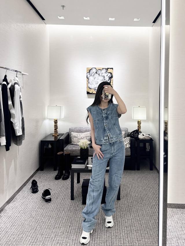 Chane* 25K高级手工坊系列 蝴蝶结压花牛仔长裤丨独家Yb开发！高版出品！浅水洗牛仔面料自带松弛随性，裤身立体的蝴蝶结缝线工艺是核心亮点，通过拼接、走线塑