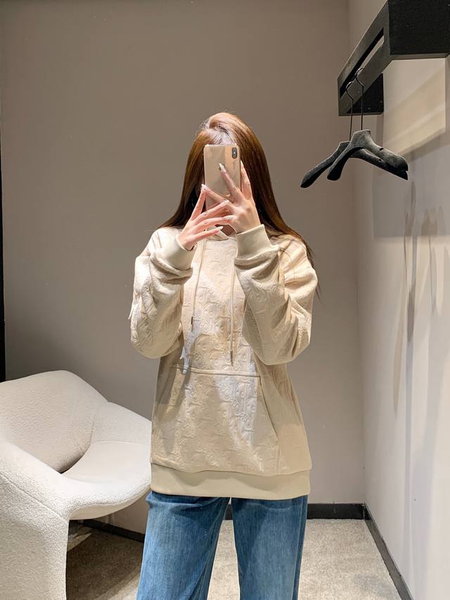 Dio* 25Fw秋冬新款 字母提花连帽卫衣丨独家高版出品！优选软糯的重磅面料，采用立体提花工艺，满印品牌标志性的暗纹图案，在低调的色调中透出细腻的肌理感，连帽