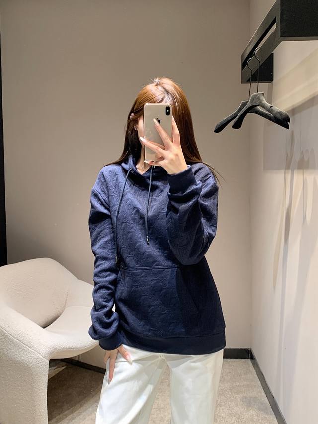 Dio* 25Fw秋冬新款 字母提花连帽卫衣丨独家高版出品！优选软糯的重磅面料，采用立体提花工艺，满印品牌标志性的暗纹图案，在低调的色调中透出细腻的肌理感，连帽