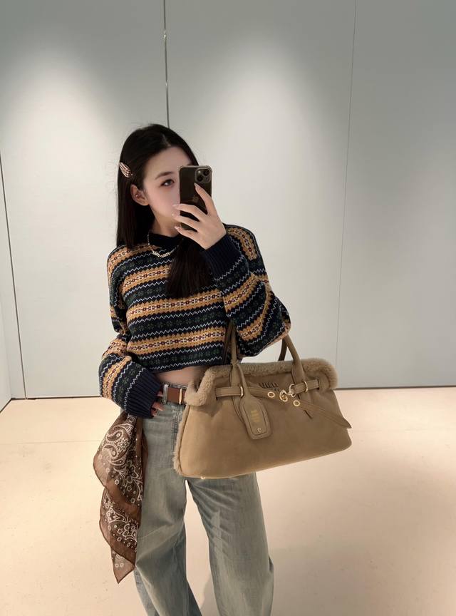 Miu Mi* 25Fw秋冬新款 苏格兰风羊毛V领短款毛衣丨独家Yb开发！高版出品！100%纯羊毛面料绒感细腻，贴肤不扎且保暖性拉满，苏格兰风提花纹理，经典菱格