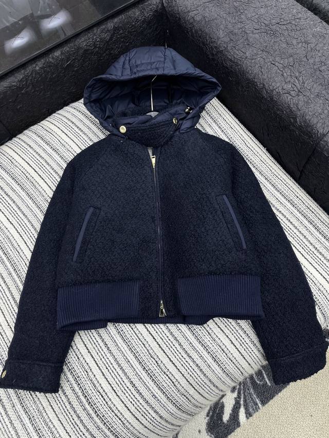 爆款现货 原单品质 Moncle*25秋冬新款Juvigny羊毛夹克 粗花呢羊毛+鹅绒填充，保暖又有质感短款高腰设计，拉链开合，袖口和下摆可调节，穿着舒适。色系