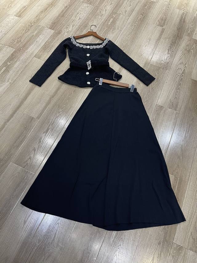 新款 一字肩钉珠上衣半裙套装 Sml 套装 上衣 半裙