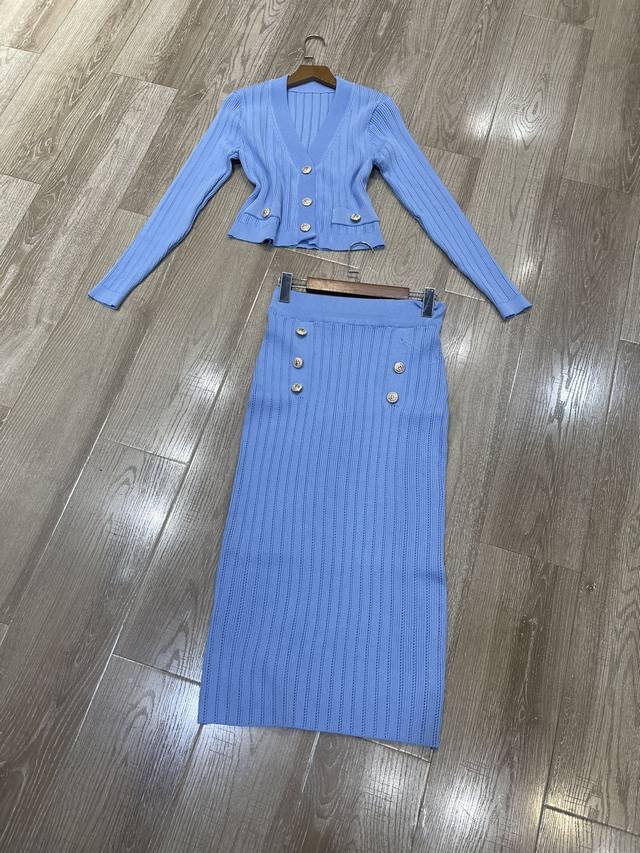 新款 V领金扣开衫加半裙套装 Sml