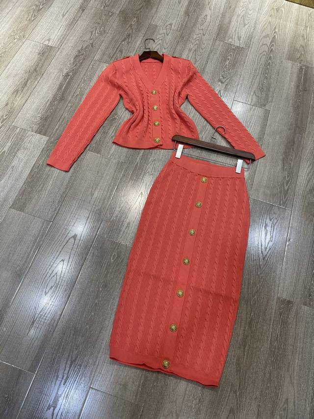 新款 V领金扣开衫半裙套装 Sml