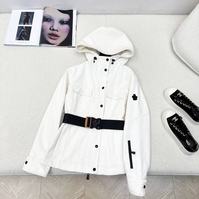 好看又显瘦的风衣 Mc 25Ss 秋冬最新款滑雪系列灯芯绒Logo腰带收腰设计冲锋衣外套 打破传统的设计感 这款加入了系腰带设计 更加显瘦 有造型感 日常出街或