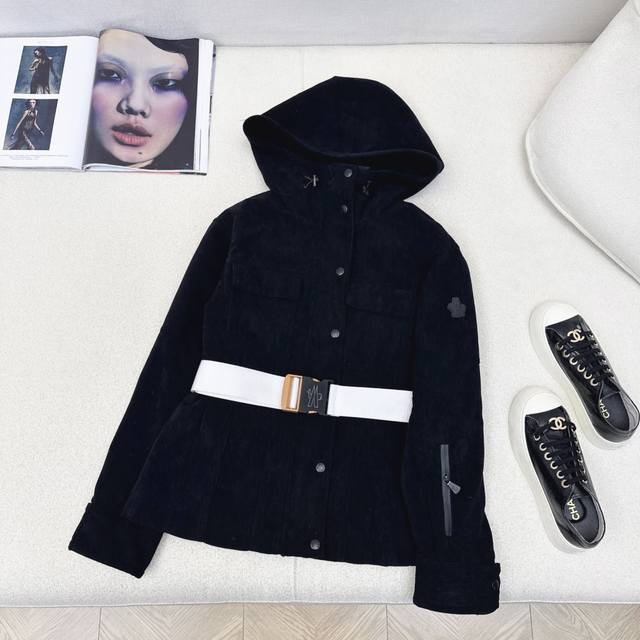 好看又显瘦的风衣 Mc 25Ss 秋冬最新款滑雪系列灯芯绒Logo腰带收腰设计冲锋衣外套 打破传统的设计感 这款加入了系腰带设计 更加显瘦 有造型感 日常出街或