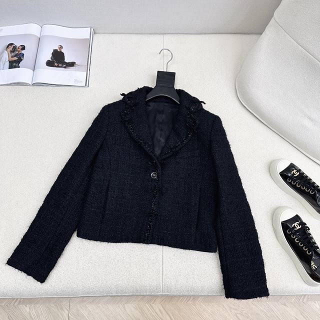 爆单款推荐 C家 25Ss 秋冬最新款高级百搭黑色系翻领蝴蝶结装饰编织外套Yb开发编织面料 质感超好 高级感满满 百看不厌 廓形剪裁营造收腰轮廓 可甜可盐 时髦