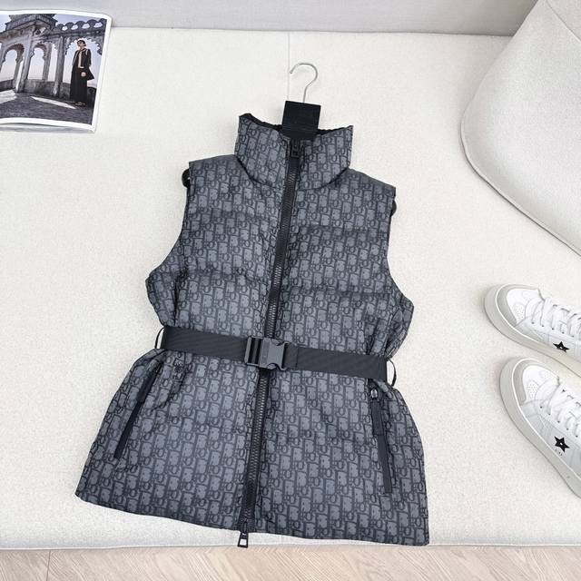 爆款推荐 Cd 25Ss 秋冬最新款Missd 滑雪系列老花羽绒马甲外套定制高密度科技塔夫绸提花面料 抽绳设计经典连帽宽松面包服版型帅气又拉风 90白鸭绒保暖轻