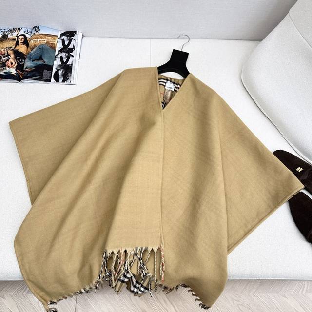 独家首发 Bur 25Ss 秋冬最新款经典图案羊毛披肩大围巾斗篷原版定制工艺 纯手工滚边流须工艺 不规则垂坠感帅气摩登 高级配色双织图案 低调奢华打造英伦复古风
