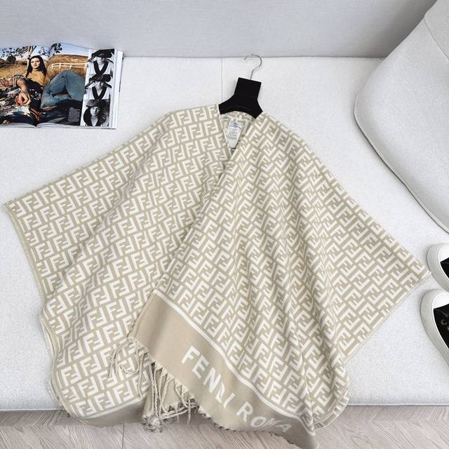 独家首发 Fd 25Ss 秋冬最新款经典双F 图案羊毛披肩大围巾斗篷原版定制工艺 纯手工滚边流须工艺 不规则垂坠感帅气摩登 高级配色双织图案 低调奢华打造英伦复