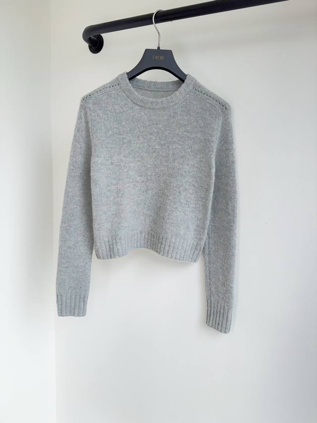 Celin25秋冬新款净色针织面料圆领刺绣字母图案针织上衣出货这款针织单品重新诠释了经典标识。采用针织面料精心制作，精致修身廓形款式，可与其他 单品搭配，打造精