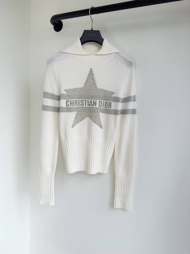 Dio25秋冬新款净色山羊绒羊毛针织面料高领套头针织上衣出货这款单品重新诠释了经典标识。采用山羊绒羊毛针织面料精心制作，精致修身廓形可与其他 Oblique单品