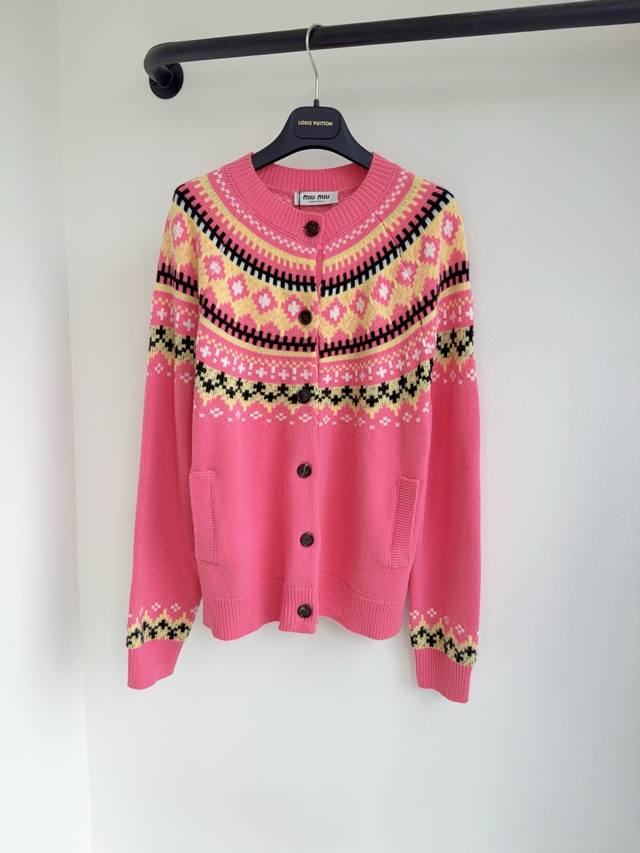 Miu25秋冬新款撞色格纹徽标字母羊毛开衫出货这款羊毛开衫的经典苏格兰图案提升了其线条和质感而无缝结构则唤起了工匠技艺将传统风格的魅力与现代技术相结合 现货36