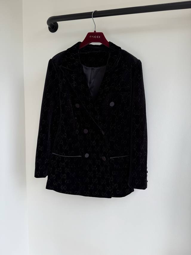 Gg25秋冬新款名媛气质翻领丝绒面料立体烫钻Gg字母西装外套出货白富美必入超级减龄又显白的颜色 定制细腻进口面料 丝绒独特设计 不用花心思就能穿出气质感丝绒设计