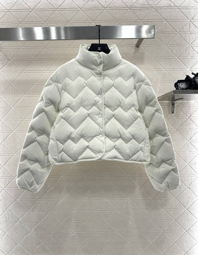 Moncle*2025新品上架 波浪爱心压纹立领羽绒服 定制Yb防风防水尼龙材质，白鹅绒填充内里，整件轻盈保暖，立领羽绒服设计，飒爽御寒实用性拉满。外套采用爱心