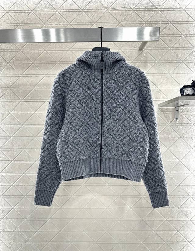 Louis Vuitto*2025新品上架 提花针织拉链连帽外套 滑雪系列#定制Yb羊绒羊毛纱线织造，提花工艺处理，呈现立体凹凸造型，连帽外套版型，成衣拉链开襟