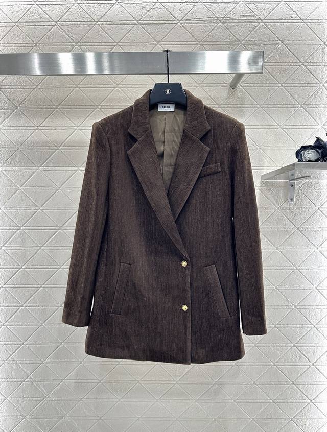 Celin*2025新品上架 翻领西装腰链百褶短裙套装 定制Yb进口西装材质，质感上乘，裁剪垂顺流畅，枪驳式翻领，单排前斜襟纽扣，低调奢华，低腰位系扣搭配常规廓