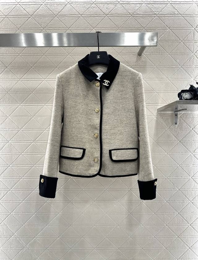 Chane*2025新品上架 撞色洋装外套 定制Yb进口材质，肌理明显，质感突出，正肩外套版型，领口双C字母胸针装饰，搭配开模襟扣，塑造名媛典范，对称口袋设计，