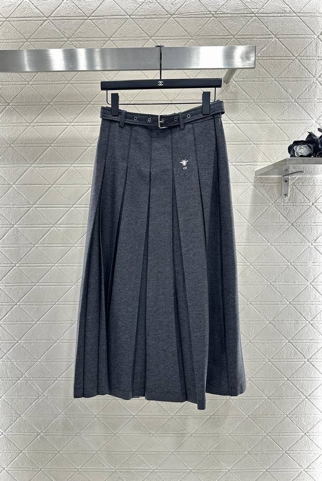 Dio*2025新品上架 腰带中长百褶半裙 定制Yb进口材质，质感光泽，垂顺舒适，高腰百褶半裙版型，利落压褶配合过膝廓形，腰间点缀穿孔腰带，腰挎蜜蜂Cd刺绣徽标