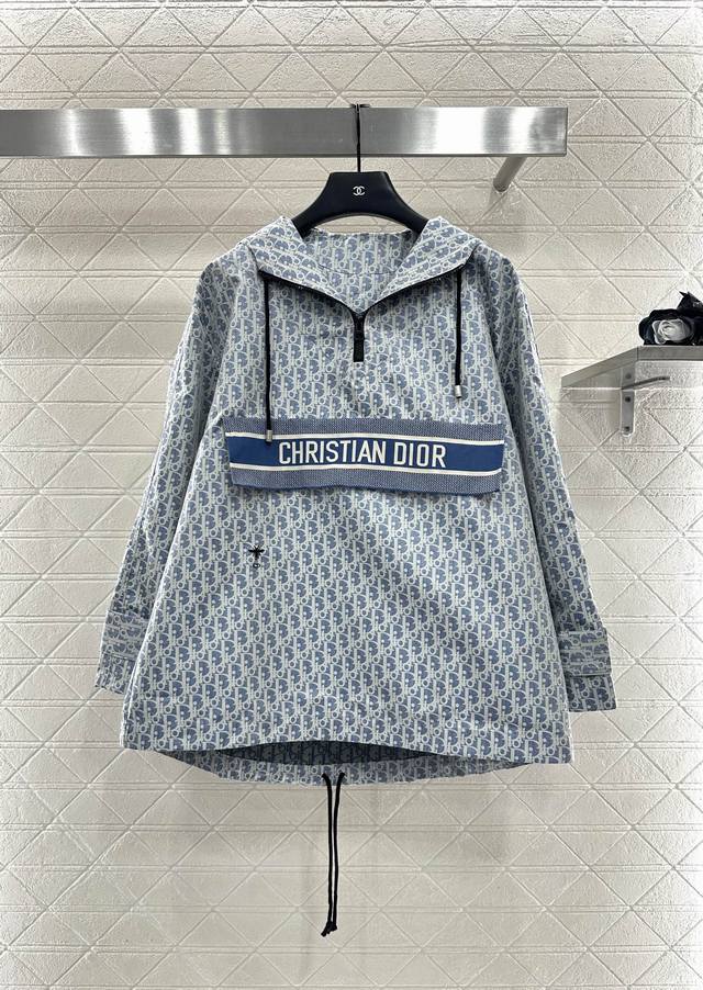 Dio*2025新品上架 提花连帽冲锋衣 定制Yb进口提花材质，质感高级，挺括有型，连帽冲锋衣版型，宽松舒适可调节，胸口横杠条纹字母徽标，与大身满铺字母提花蜜蜂