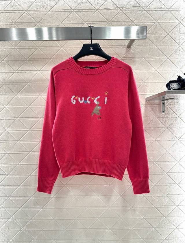 Gucc*2025新品上架 刺绣钩花圆领套头毛衣 定制Yb羊毛针织材质，质感高级，舒适柔软，圆领长袖毛衣，领口袖口螺纹包边与衣摆相呼应，居中点缀童趣感字母徽标卡