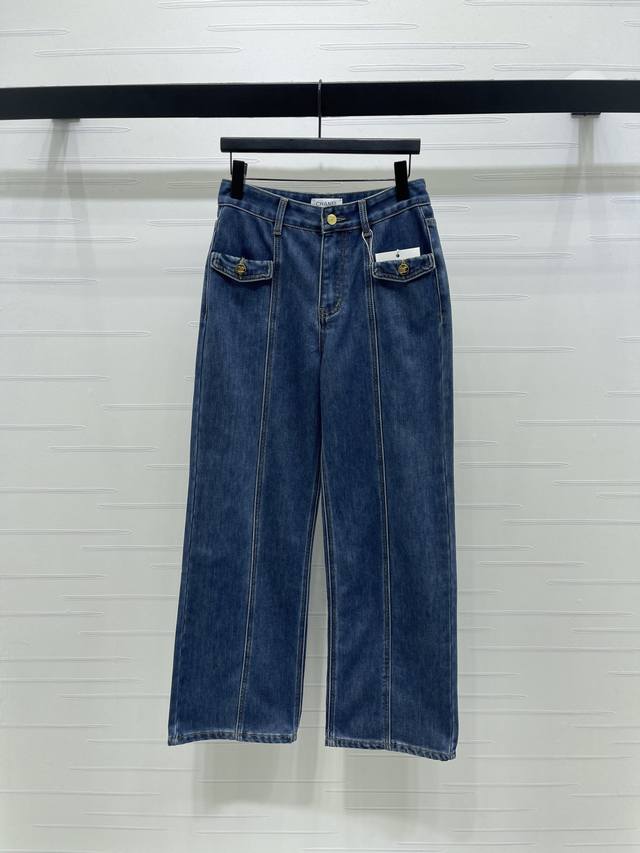 上新原单高端品质 Celin*2025秋冬最新系列！翻盖口袋高腰直筒牛仔裤！定制进口斜纹棉牛仔材质 酵素多重水洗 呈现复古深蓝色水洗 质感上乘 高腰系扣对称口袋